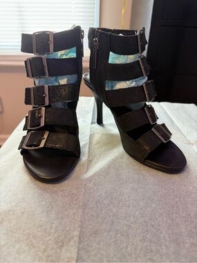 “BUNDLE”  Strappy Buckle High-Heel Sandals with vintage leather hat and gloves